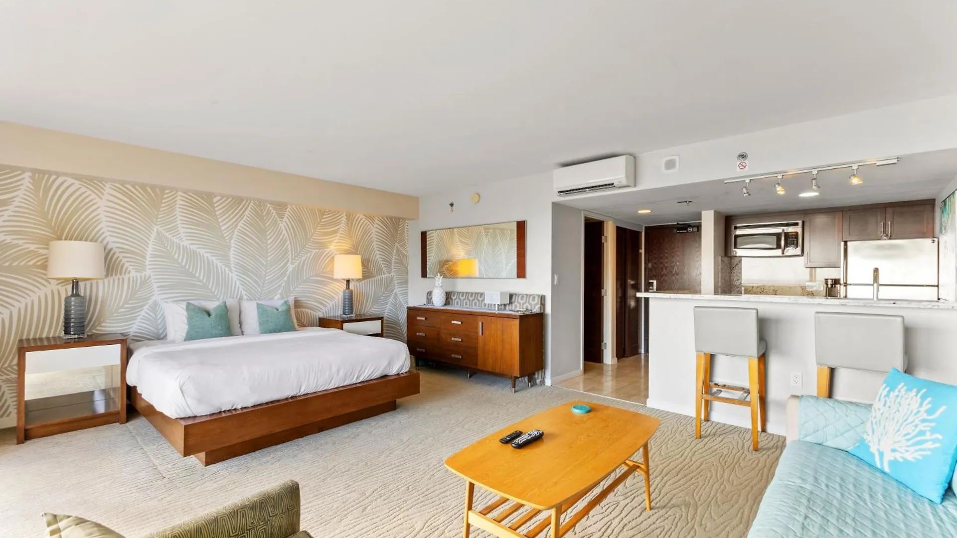 Breathtaking Studio Ocean Views! Pool! Beach! Honolulu Apartment