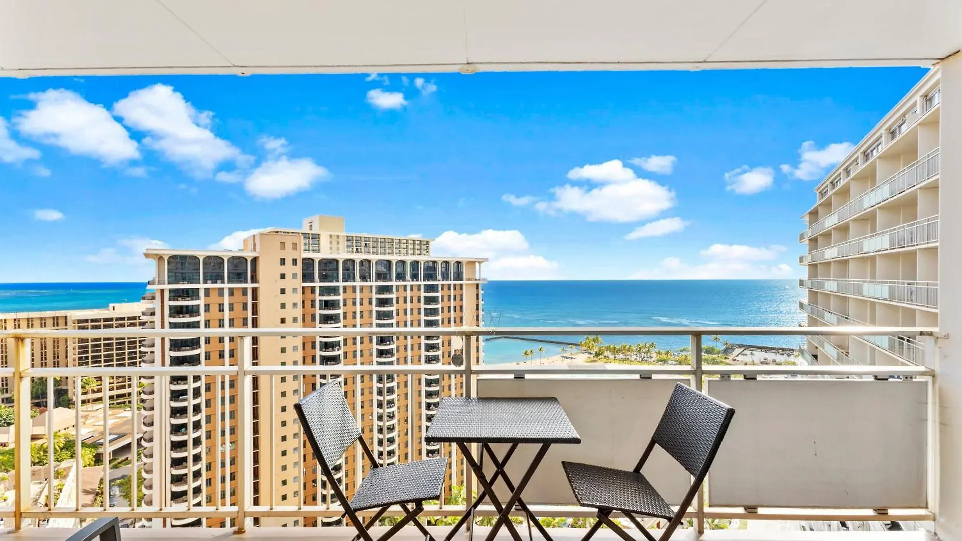 Apartment Breathtaking Studio Ocean Views! Pool! Beach! Honolulu USA