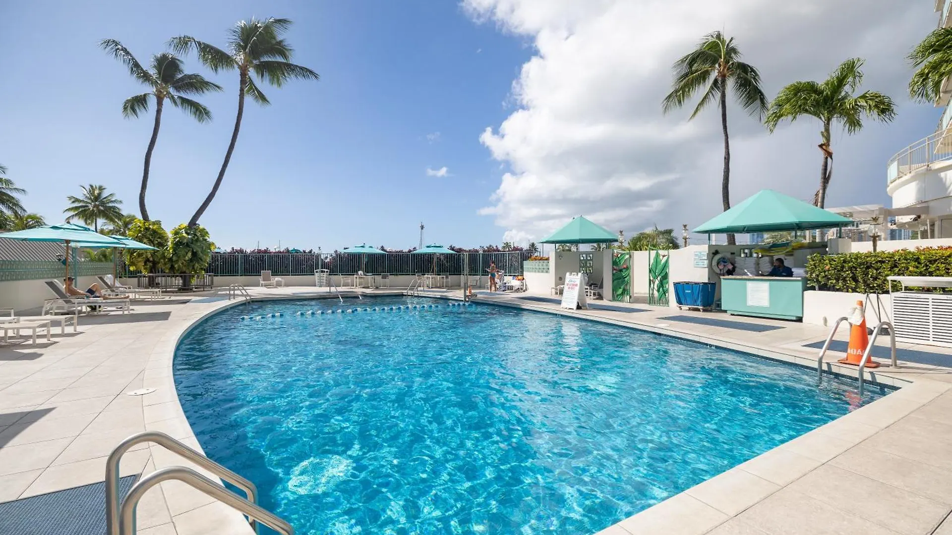 Breathtaking Studio Ocean Views! Pool! Beach! Honolulu
