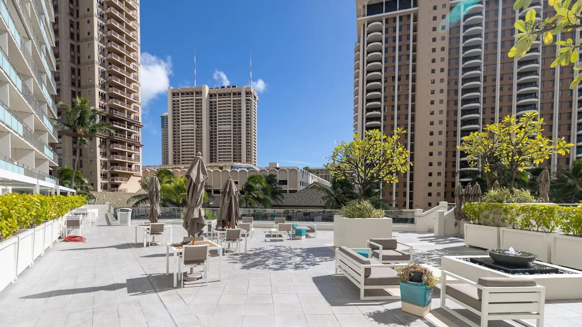 Breathtaking Studio Ocean Views! Pool! Beach! Honolulu