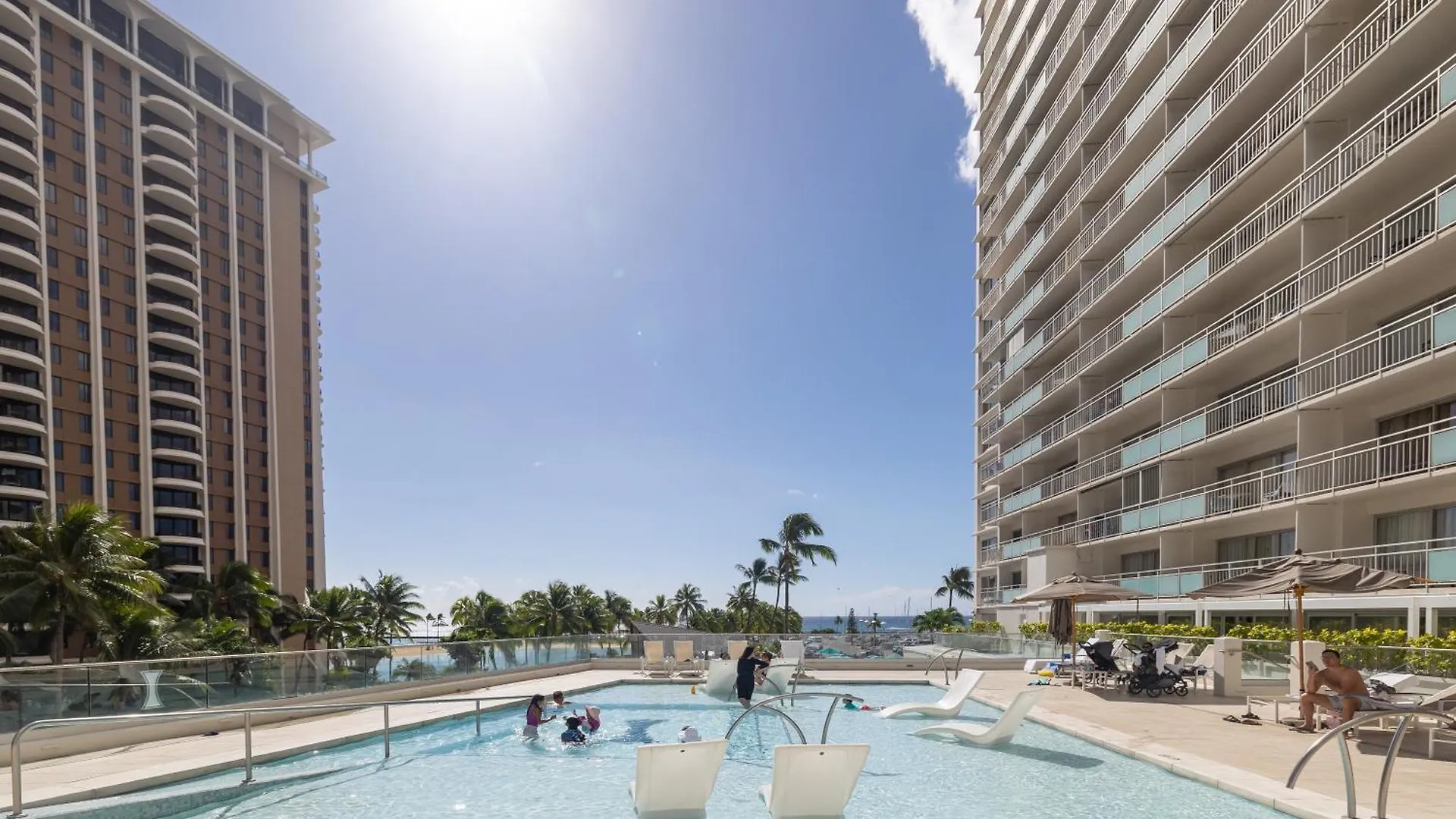 Breathtaking Studio Ocean Views! Pool! Beach! Honolulu Apartment