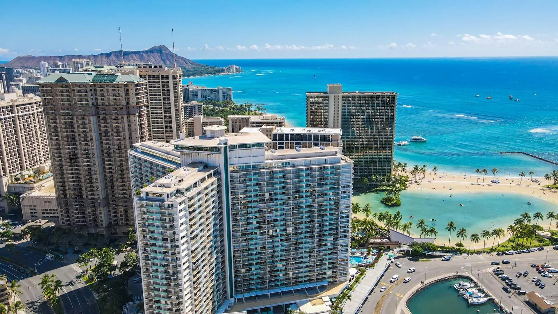 Breathtaking Studio Ocean Views! Pool! Beach! Honolulu