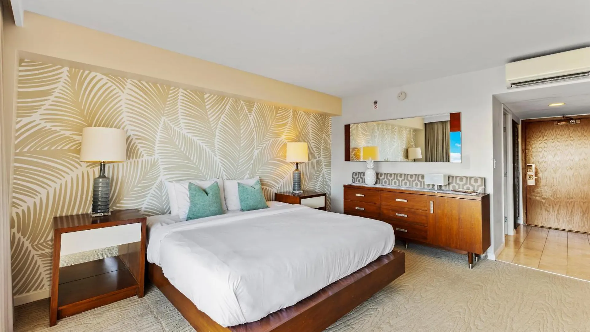 Breathtaking Studio Ocean Views! Pool! Beach! Honolulu Daire
