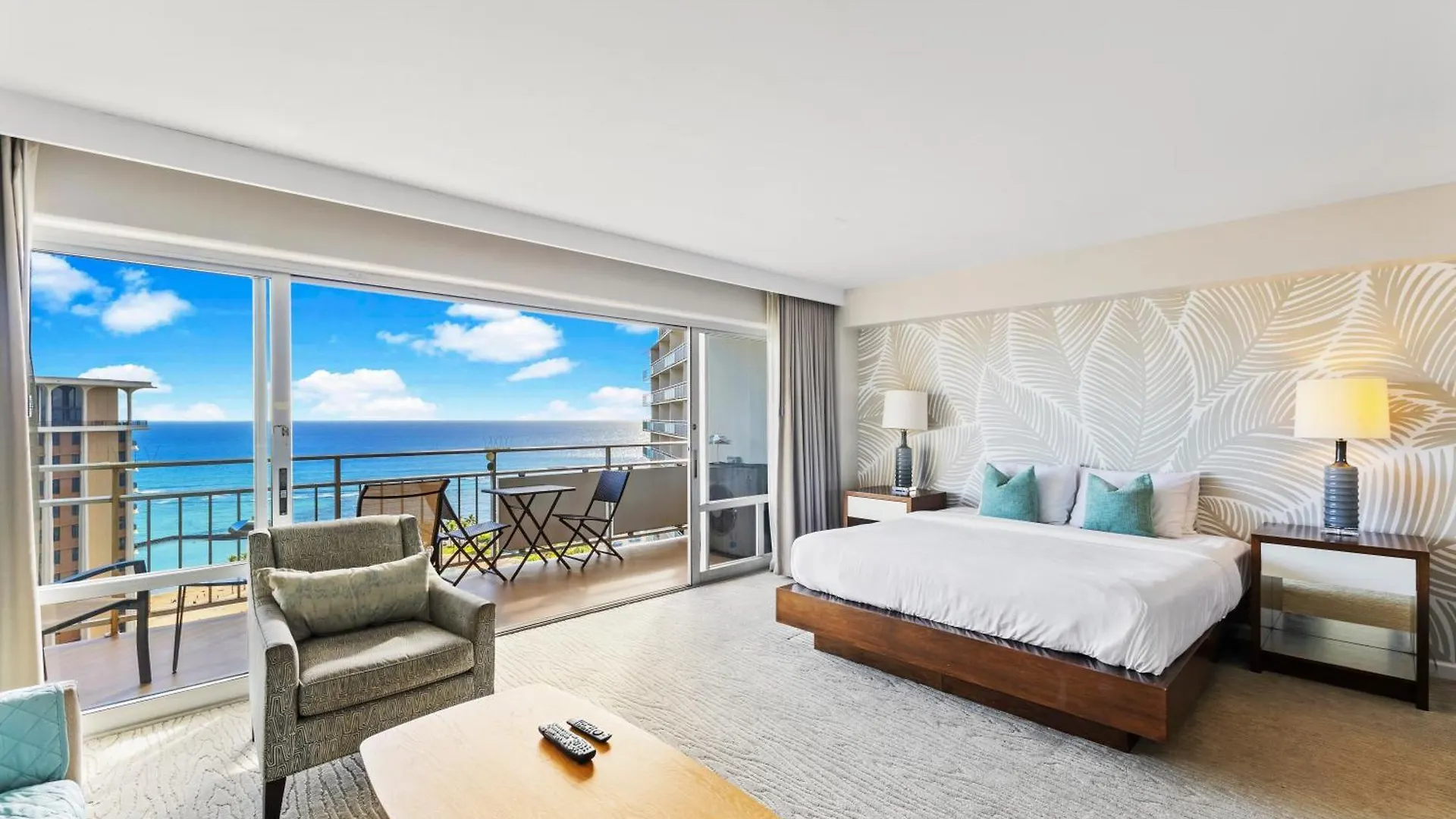 Breathtaking Studio Ocean Views! Pool! Beach! Honolulu