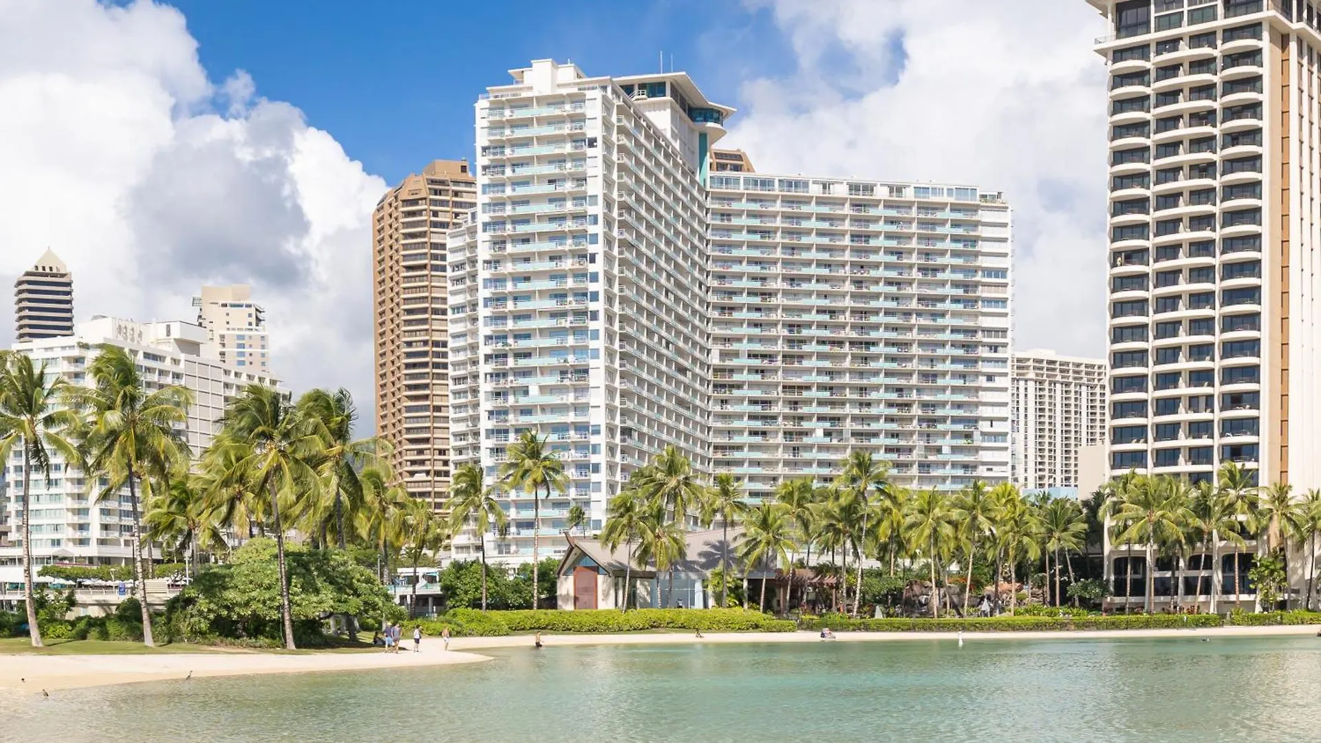 Breathtaking Studio Ocean Views! Pool! Beach! Honolulu