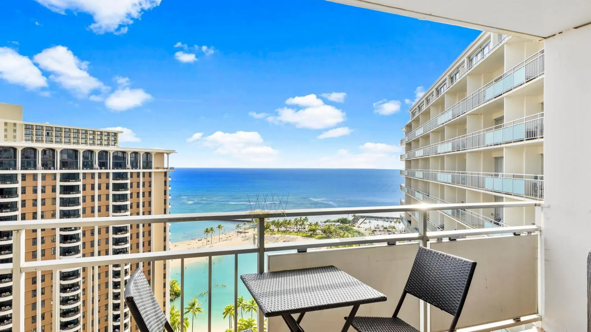 Daire Breathtaking Studio Ocean Views! Pool! Beach! Honolulu ABD